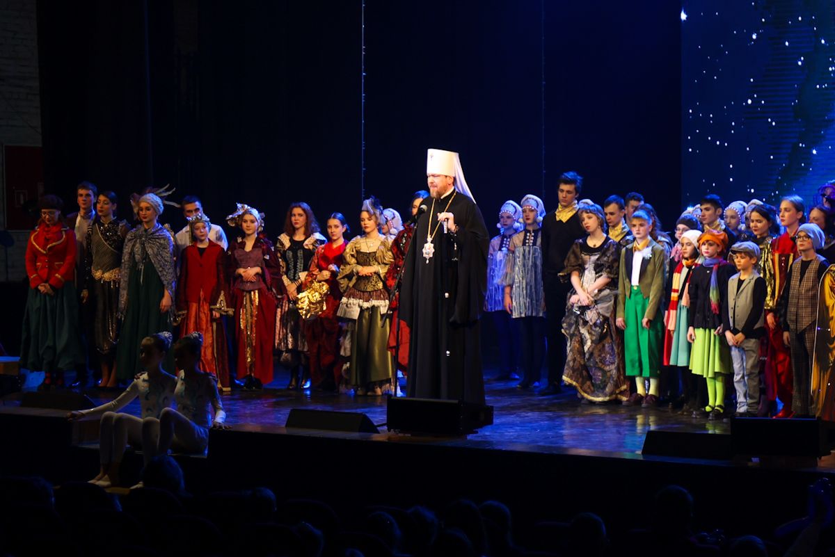 Глава митрополии и губернатор Приморского края поздравили с Рождеством Христовым юных участников Рождественской архиерейской елки