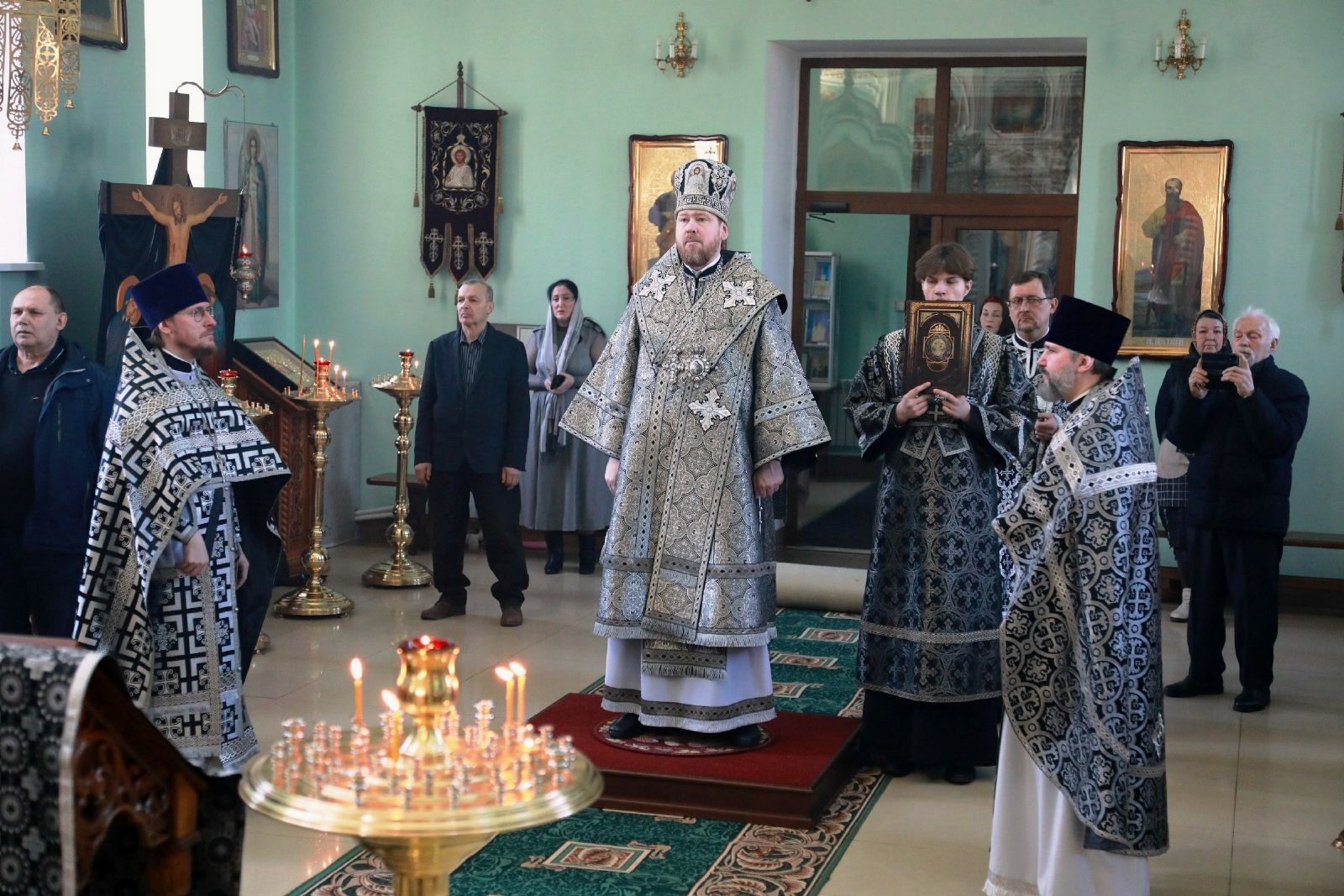 Глава Приморской митрополии совершил литургию Преждеосвященных Даров в Никольском храме города Уссурийска