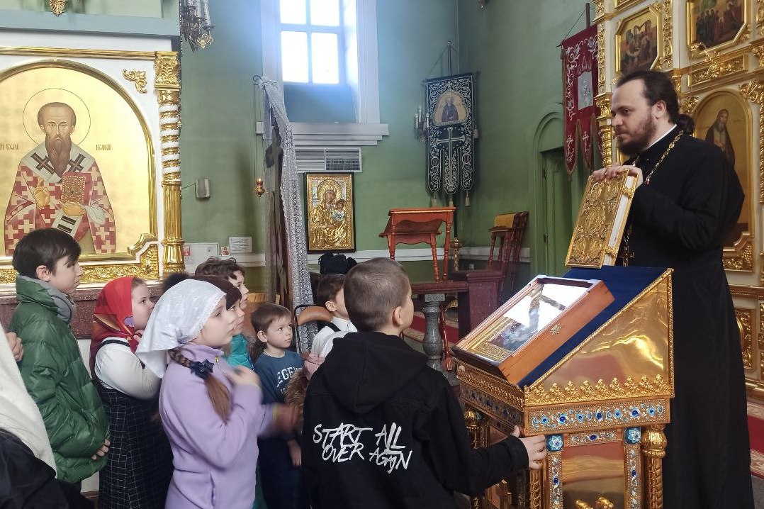 Ученики воскресной школы Покровского храма познакомились с главными богослужебными книгами