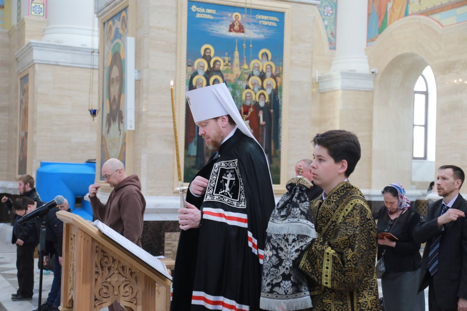 Митрополит Владимир совершил утреню с чтением Великого покаянного канона в Спасо-Преображенском соборе