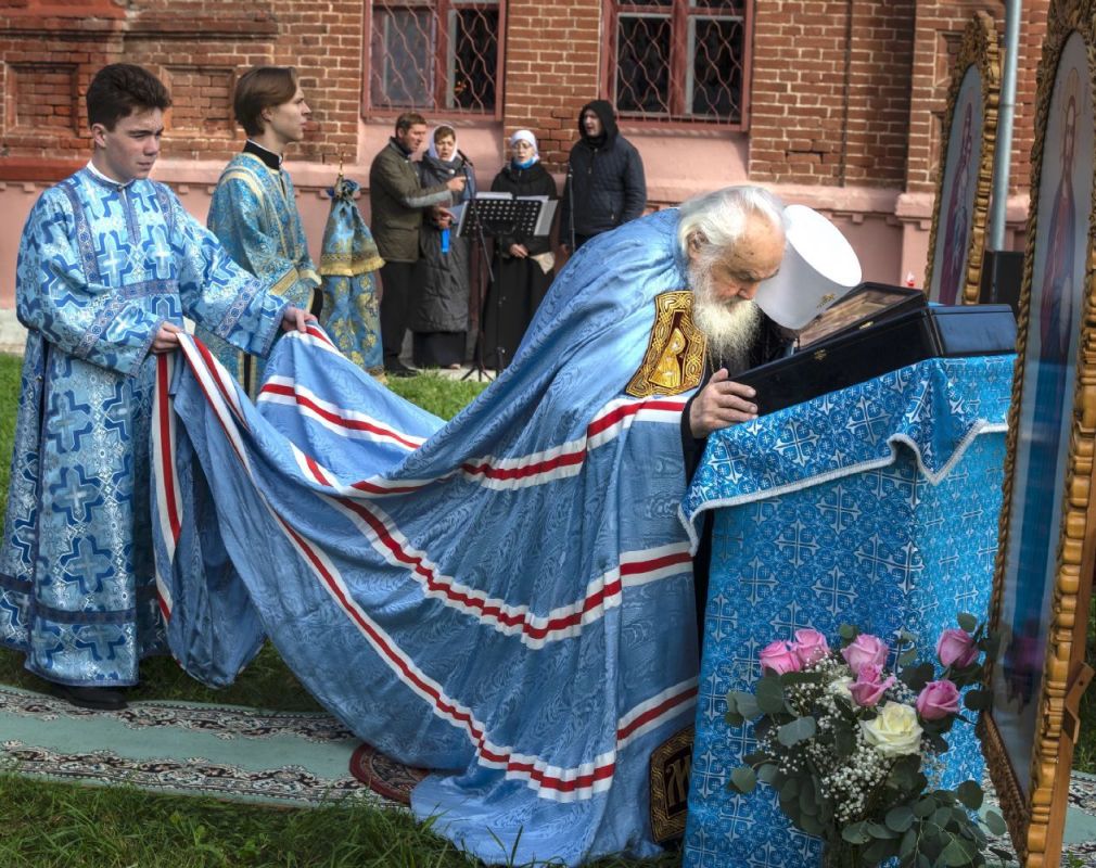 В день престольного праздника сонм архипастырей совершил Божественную Литургию в Рождество-Богородицком женском монастыре (+ Фото)