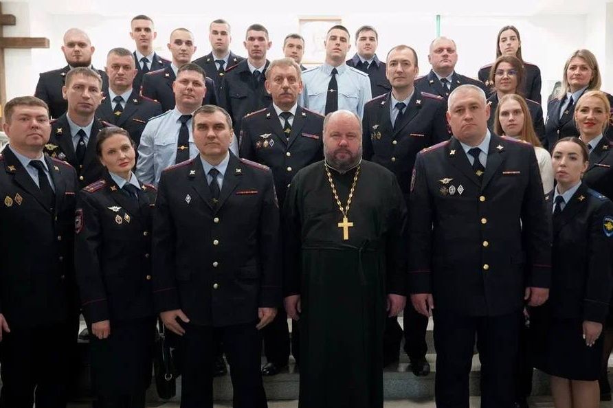 Сотрудники УМВД России по Приморью посетили Спасо-Преображенский собор с экскурсией