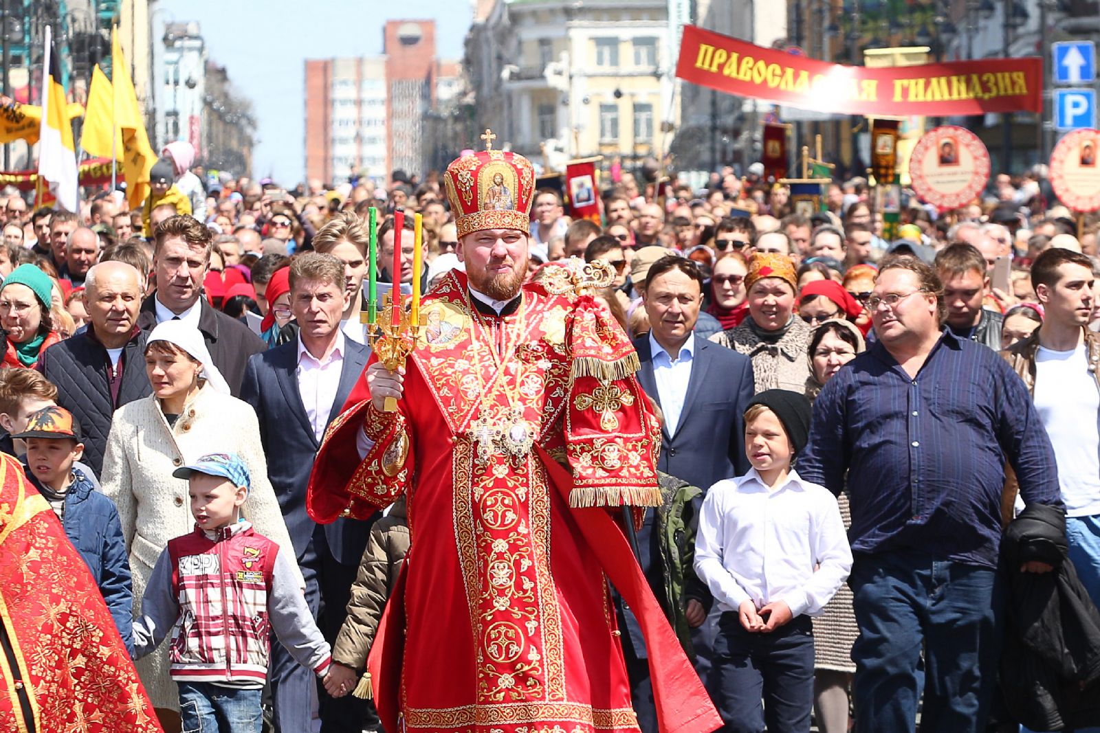 Пасхальный крестный ход объединил около 2000 православных приморцев