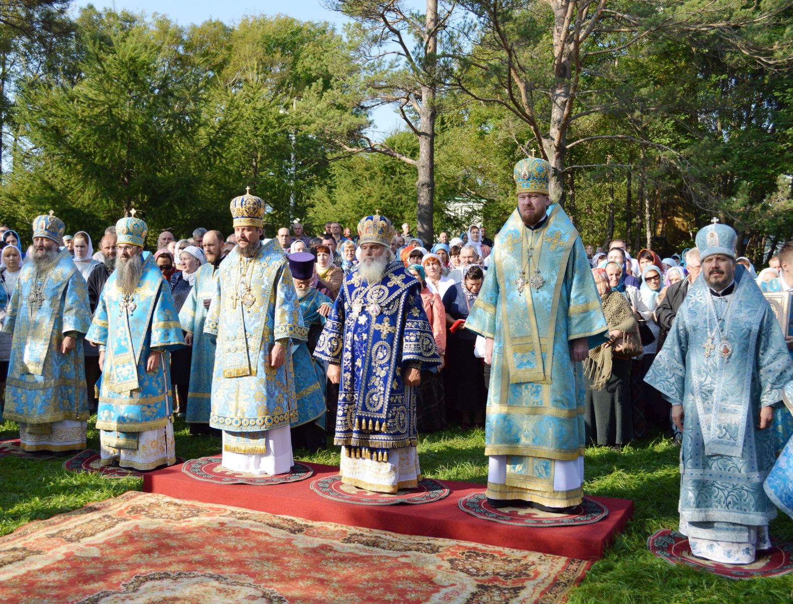 В день престольного праздника Богородице-Рождественского женского монастыря сонм архиереев совершил литургию в обители
