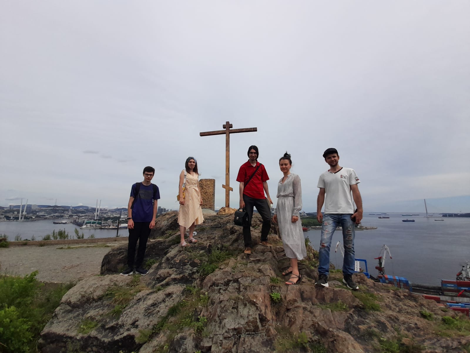 Православная молодёжь организовала экскурсию по Владивостоку и посетила Крестовую сопку
