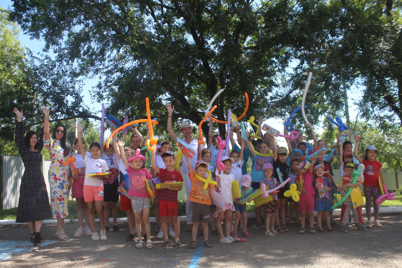 Прощание с летом стало веселым: праздник для детей подготовили волонтеры Уссурийска