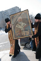 Иеромонах Пимен (слева) и Нафанаил (справа) встречают икону свт. Николая Чудотворца