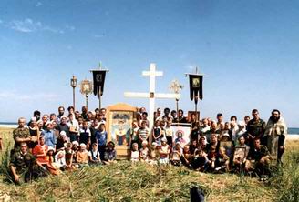 Участники крестного хода у Креста, стоящего на стыке границ трех государств.
