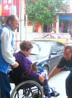 Фото. Хуньчунь (КНР). Православные добровольцы оказывают помощь инвалидам-спинальникам в поездке по Китаю