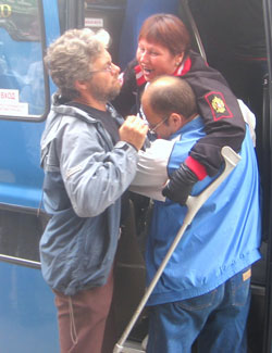 Фото. Хуньчунь (КНР). Православные добровольцы оказывают помощь инвалидам-спинальникам в поездке по Китаю