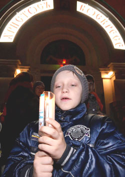 Фото. Владивосток. Прихожане встречают Пасху крестным ходом вокруг Пасхального кафедрального собора