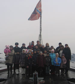 Фото. Фокино. Участники православного молодежного движения «Серафим» на палубе крейсера «Варяг»