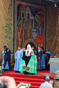 Святейший Патриарх Кирилл совершил Божественную литургию на Центральной площади Владивостока