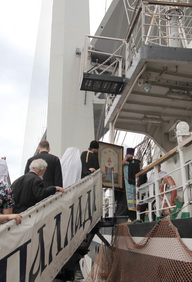 Святыня Владивостокской епархии отправилась в морской Крестный ход