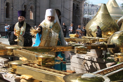 Митрополит Вениамин освятил кресты и купола строящегося Спасо-Преображенского собора