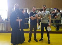 Священник благословил соревнования по армреслингу