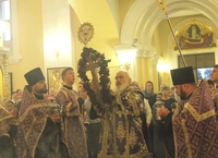 Частицу Креста Господня почтили за праздничной Литургией