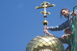 В III благочинии установлены кресты на купола храма святого Александра Невского