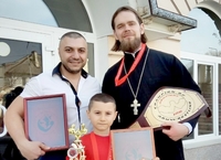 Священник завоевал чемпионский пояс в турнире по армрестлингу