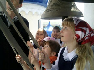 Фото. Арсеньев. Во время экскурсии школьники сами пробуют звонить в колокола храма Благовещения Пресвятой Богородицы