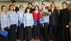 Фото, Владивосток. Участники концерта хоровой духовной музыки за кулисами сцены  в Пушкинском театре