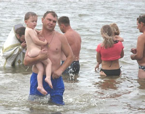 Фото. Уссурийск. Крещение в водах Кугуковского водохранилища