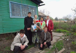 Фото, Спасск-Дальний. 9 мая 2012 года прихожане и православная молодежь поздравили фронтовиков и тружеников тыла с Днем Победы
