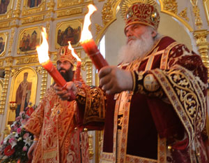 Фото. Владивосток. Архиепископ Вениамин и епископ Иннокентий раздают Благодатный огонь, прибывший из Иерусалима