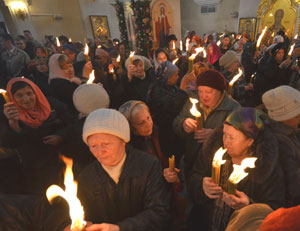Фото. Владивосток. Прихожане Покровского кафедрального собора встречают Благодатный огонь