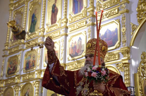 Фото. Владивосток. Архиепископ Вениамин совершает праздничную Пасхальную литургию
