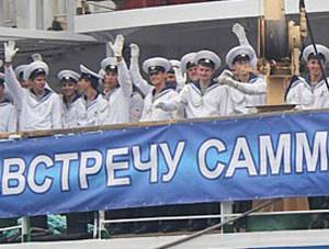 Фото. Владивосток. Экипаж парусника «Надежда» перед отбытием в Тихоокеанскую экспедицию, посвященную предстоящему саммиту АТЭС-2012