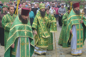 Фото. Владивосток. Епископ Иннокентий совершает крестный ход в день прославления св. прав. Иоанна Кронштадтского
