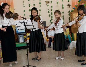 Фото. Уссурийск. Скрипичные миниатюры на концерте в Доме ребенка исполнили учащиеся музыкальной школы