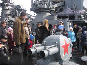 Фото. Фокино. Участники православного молодежного движения «Серафим» с экскурсией на крейсере «Варяг»