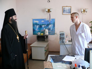 Фото. Владивосток. Епископ Иннокентий поздравляет пациентов краеовй больницы