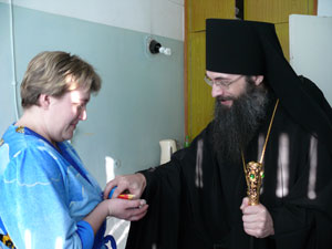 Фото. Епископ Иннокентий поздравляет пациентов каревой больницы
