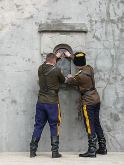 Фото. Владивосток. В день образования г. Владивостока над входом в форт № 7 установлена икона цесаревича Алексея 