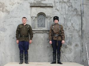 Фото. Владивосток. В день образования г. Владивостока над входом в форт № 7 установлена икона цесаревича Алексея 