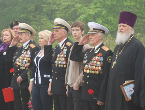 Фото. Владивосток. Протоиерей Виктор Жильцов в числе участников ветеранской делегации, отправляющейся в Брест