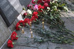 Фото. Владивосток. Цветы, возложенные к мемориалу памяти, рядом со Свято-Игоревским храмом