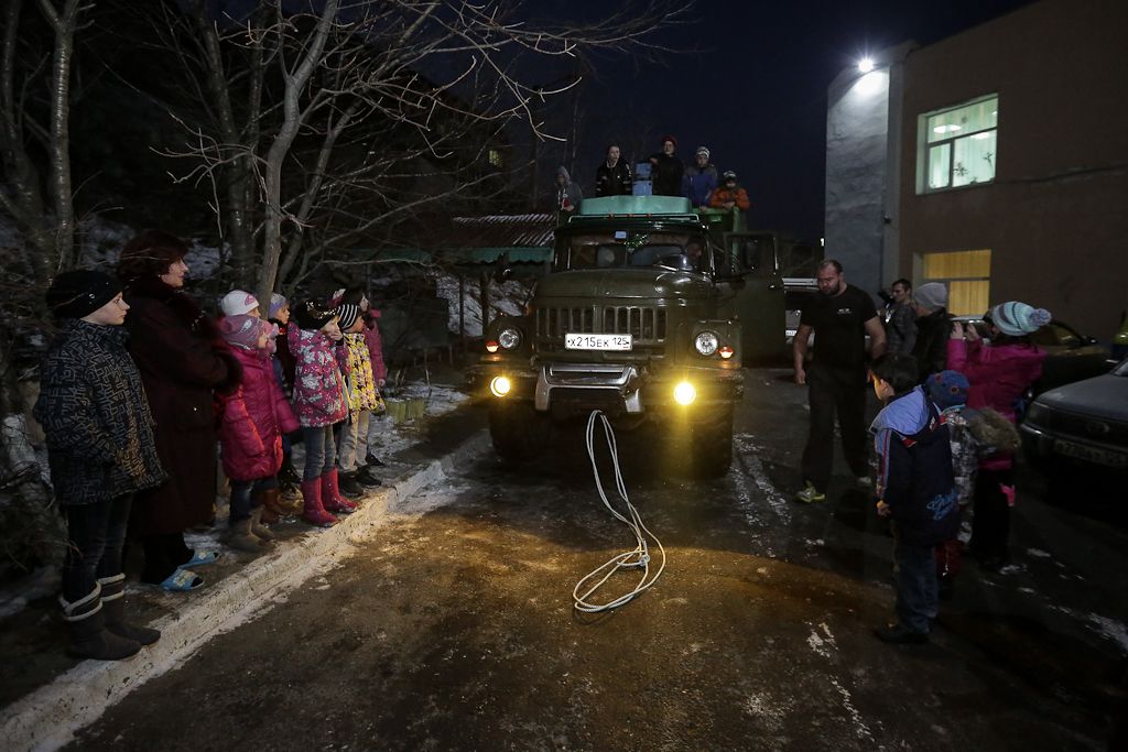 Силач протащил 13-тонный грузовик в честь Рождества по одной из улиц Владивостока