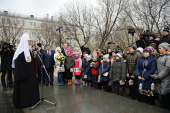 Святейший Патриарх Кирилл возложил цветы к мемориалу памяти жертв терроризма на Дубровке и встретился с детьми погибших сотрудников спецподразделений