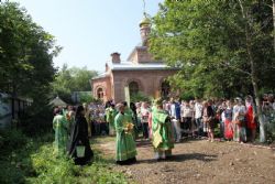 Митрополит Вениамин освящает место под строительство колокольни
