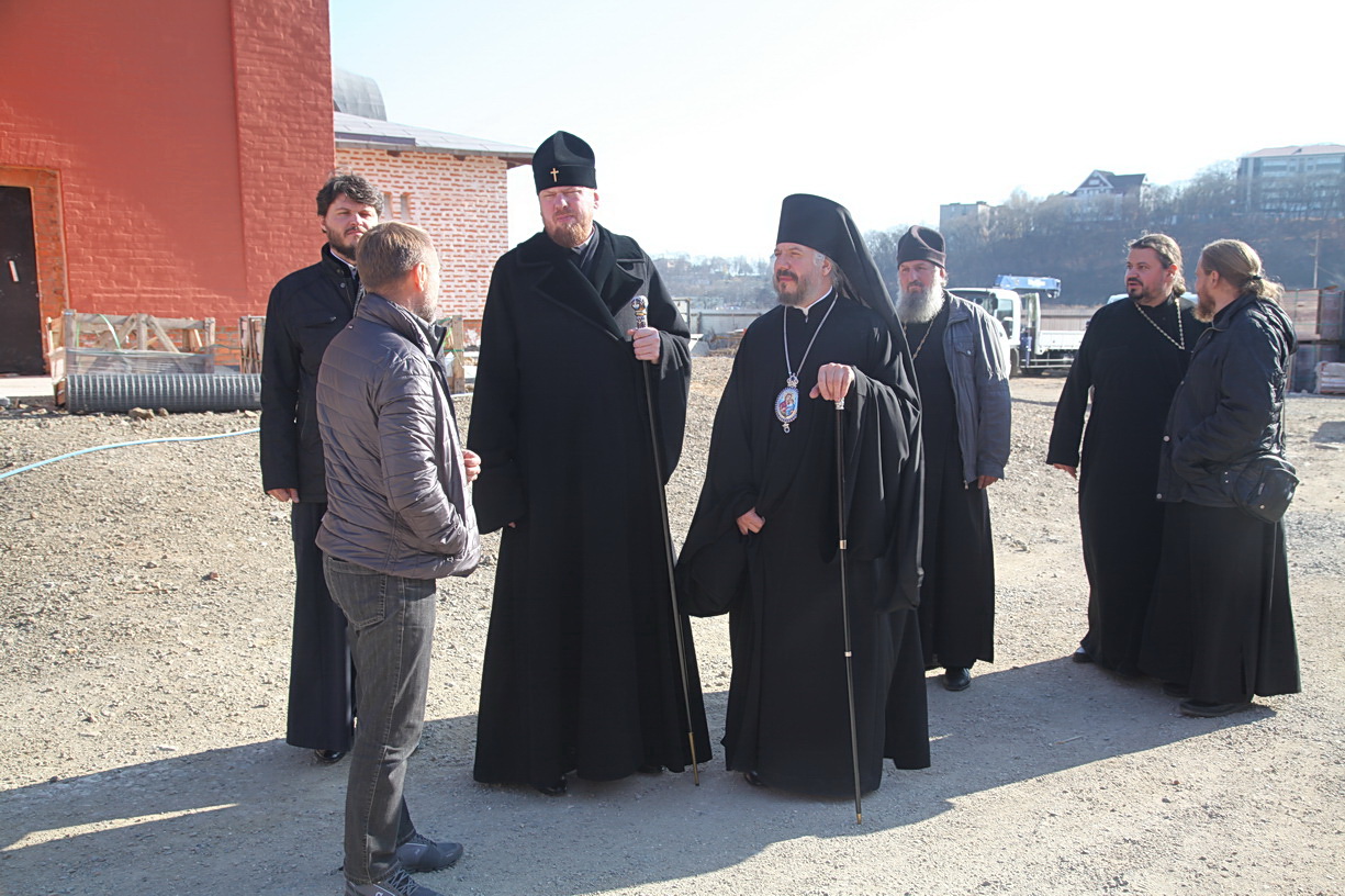 Митрополит Владимир посетил строящийся храм и кладбище города Находки.