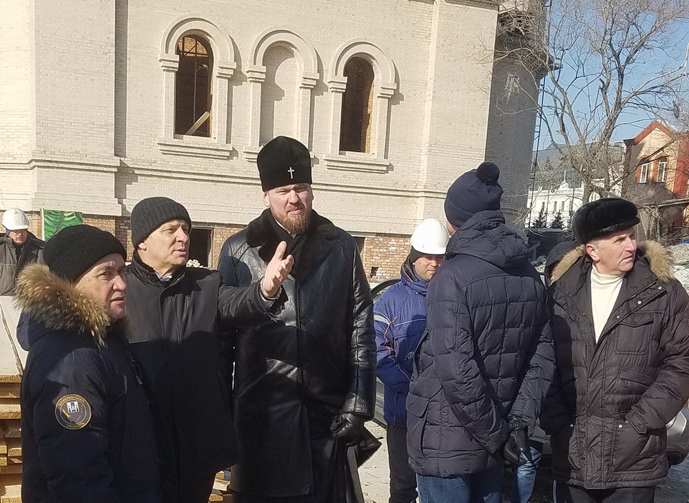 Митрополит Владимир провел выездное совещание с участием представителей Администрации края на строительной площадке Спасо-Преображенского собора