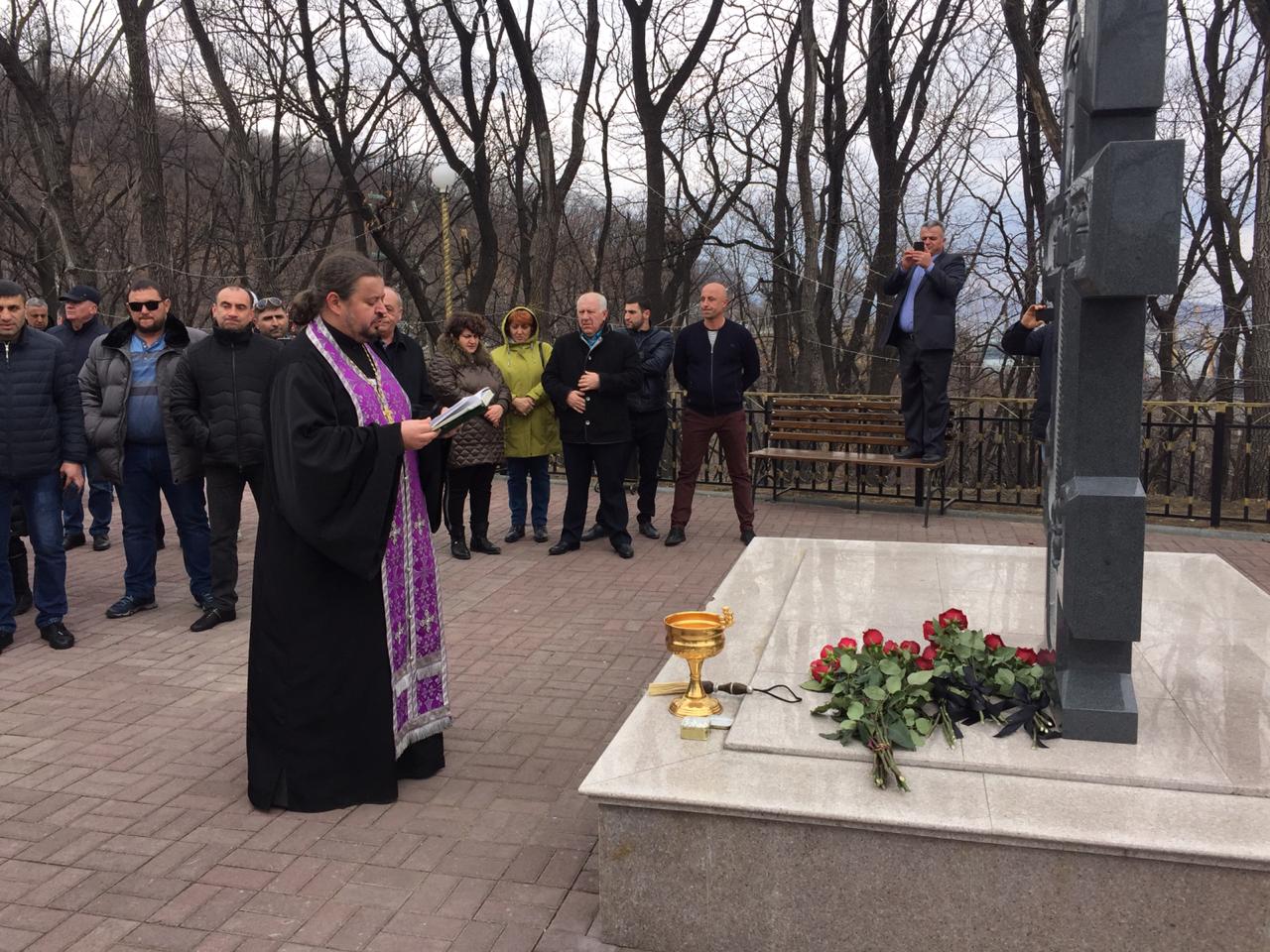 Представители русского и армянского духовенства освятили памятные кресты в сквере дружбы России и Армении