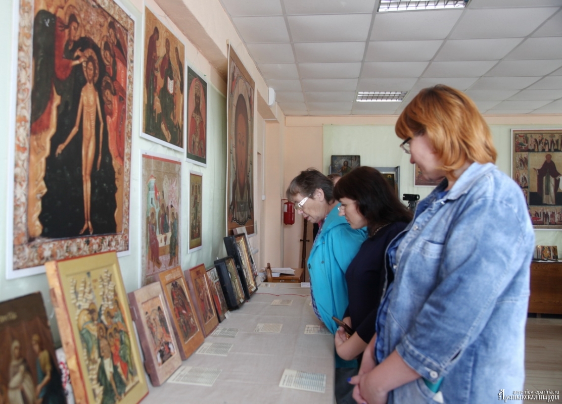 Открылась выставка икон «Дивен Бог во святых Своих» в с.Чугуевка (+ Фото)