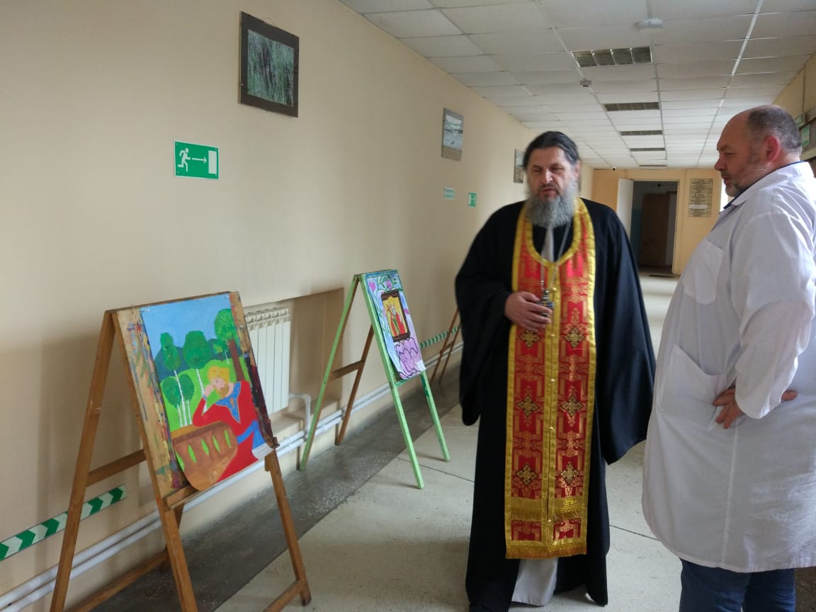 В клинической больнице Владивостока встретили День Крещения Руси выставкой детского рисунка