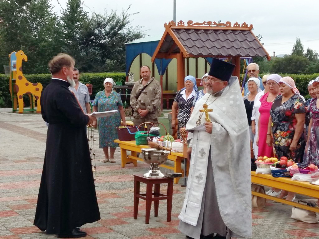 Жители сел Спасское и Чкаловское пришли на молебен в праздничный день