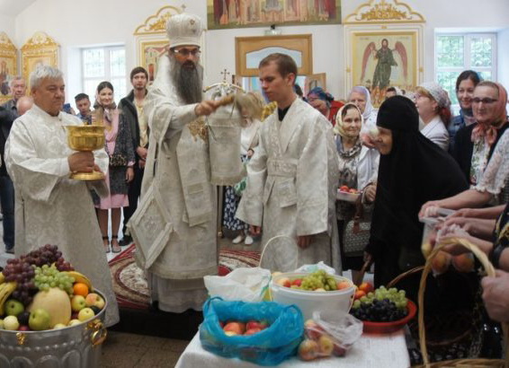 В День Преображения Господня епископ Уссурийский Иннокентий совершил литургию в храме Успения Пресвятой Богородицы города Владивостока